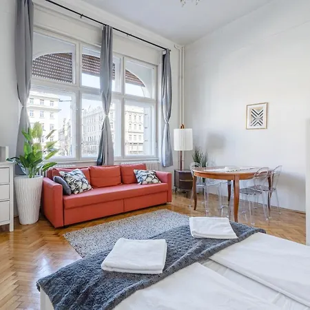 Vulcan Near Danube * Βουδαπέστη